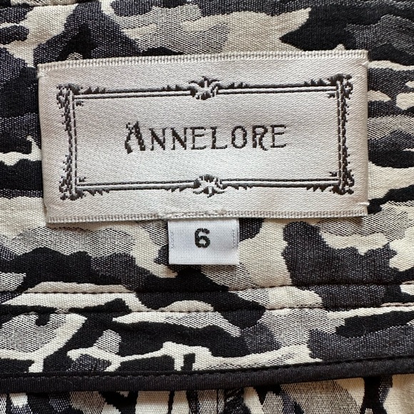 Fantastic graphic print black grey white skirt with self belt by Annelore NY. - Picture 6 of 7